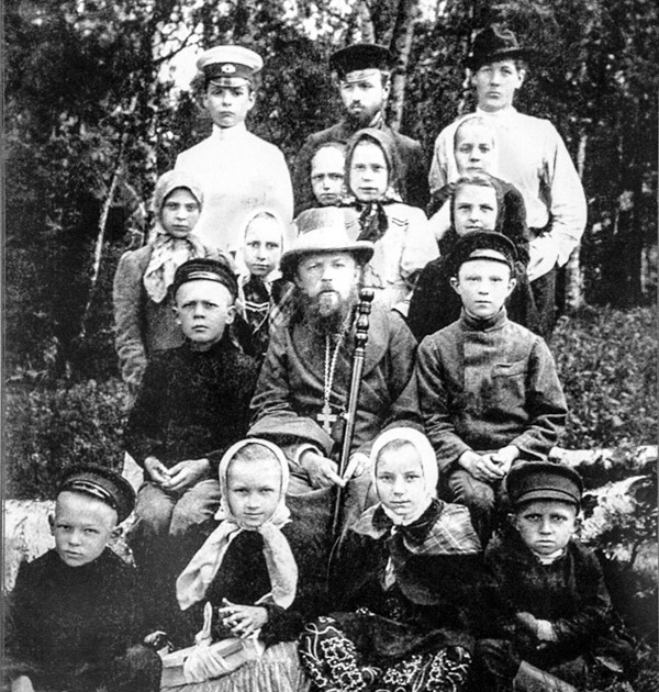Святой праведный Алексий Мечёв с членами общины и их детьми