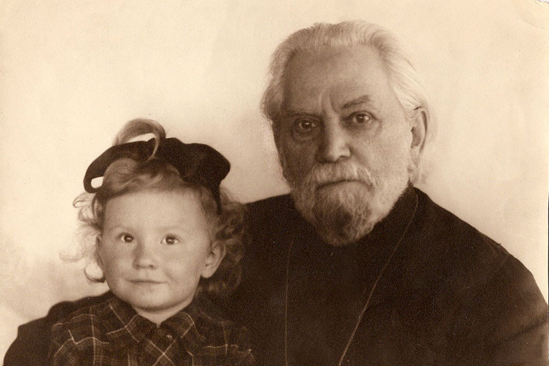 Митрополит Григорий с правнучкой Лидией. 1955 г.
