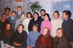 Ольга Седакова с прихожанами заостровского храма
